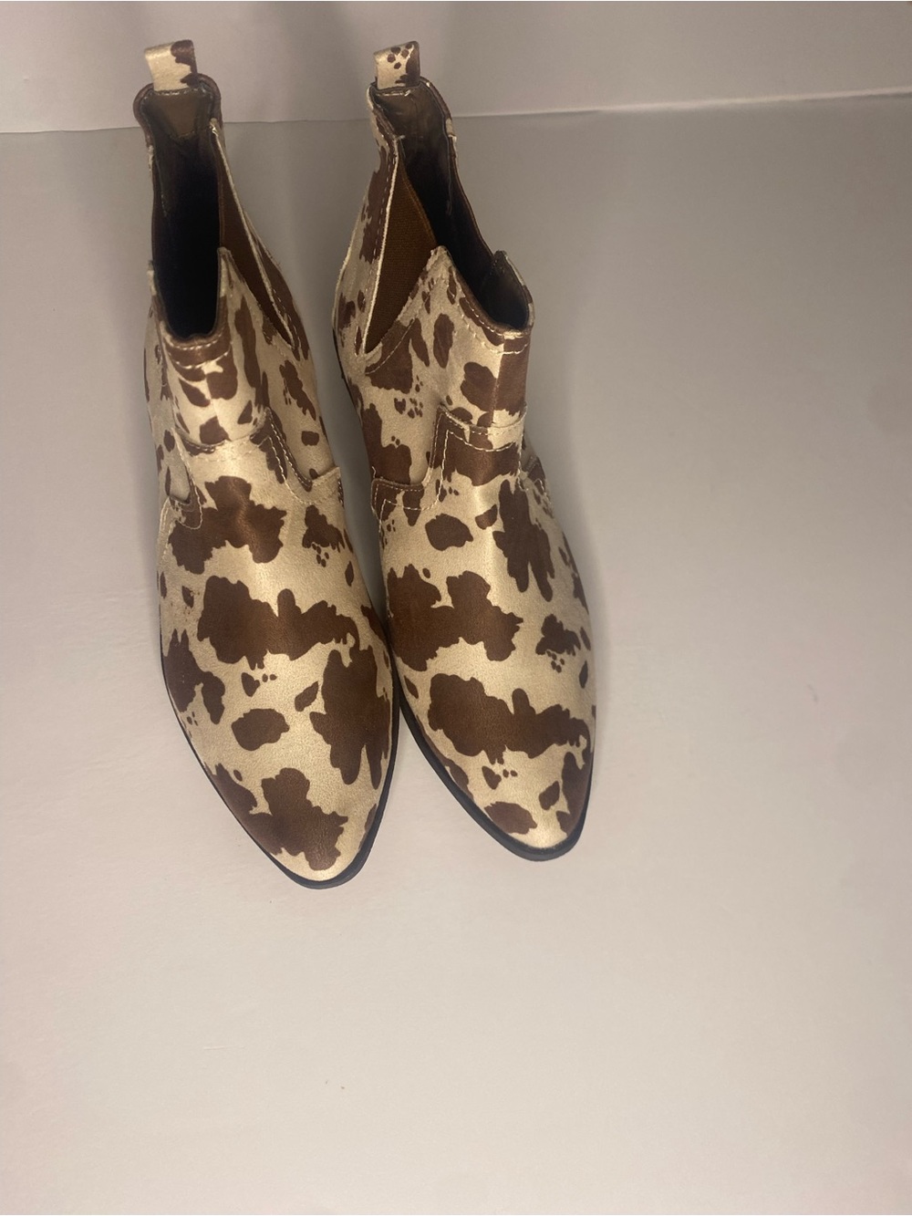 Arizona Jean Company Cow-Print Pointed Chelsea Boots - Brown & Cream